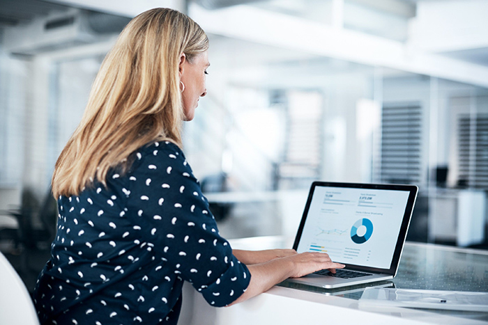 erp de vendas erp de vendas - mulher acessando gráficos e informações em um sistema de vendas
